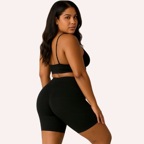 Modelo usando los shorts MoveFlow Senselle en color negro