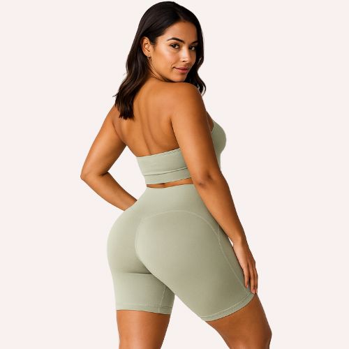 Modelo usando los shorts MoveFlow Senselle en color ivory